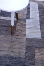 Load image into Gallery viewer, Grijs Tapijt Laagpolig Handgeweven Wollen Vloerkleed - Koho Afghan Modern Kelim 141x100