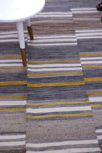 Load image into Gallery viewer, Bruin Tapijt Laagpolig Handgeweven Wollen Vloerkleed - Koho Afghan Modern Kelim 201x146
