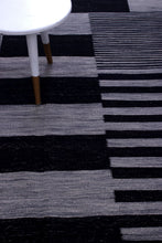 Load image into Gallery viewer, Zwart Tapijt Laagpolig Handgeweven Wollen Vloerkleed - Koho Afghan Modern Kelim 200x155