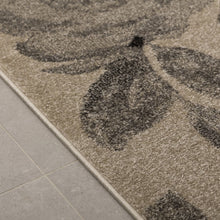Load image into Gallery viewer, Beige met Grijs Tapijt Laagpolig Vloerkleed Koho Belgian Design Bloemenpatroon