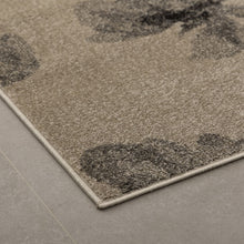 Load image into Gallery viewer, Beige met Grijs Tapijt Laagpolig Vloerkleed Koho Belgian Design Bloemenpatroon