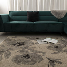 Load image into Gallery viewer, Beige met Grijs Tapijt Laagpolig Vloerkleed Koho Belgian Design Bloemenpatroon
