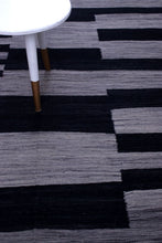 Load image into Gallery viewer, Grijs/Zwart Tapijt Laagpolig Handgeweven Wollen Vloerkleed - Koho Afghan Modern Kelim 228x163
