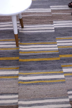 Load image into Gallery viewer, Bruin Tapijt Laagpolig Handgeweven Wollen Vloerkleed - Koho Afghan Modern Kelim 201x146
